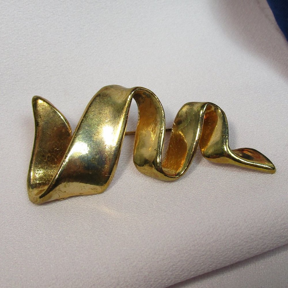 Vintage Gold Tone Ribbon Pin